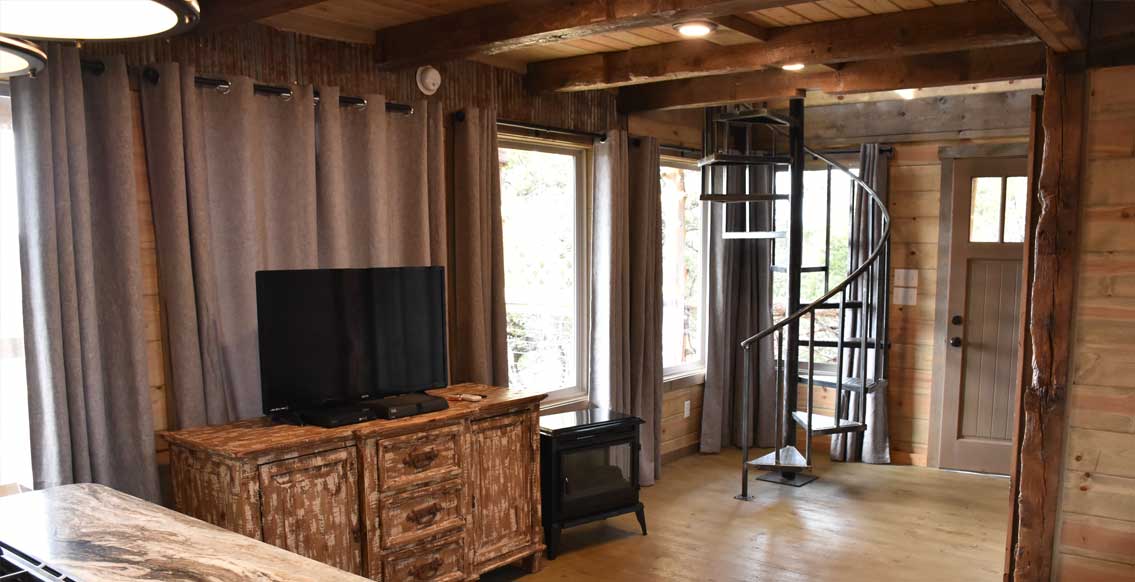 Scenic Ozark Mountain cabin for rent in Eureka Springs, Arkansas - The Hawg Trap