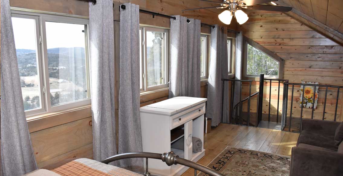Charming rental cabin located in the Ozark Mountains, Eureka Springs, Arkansas - The Hawg Trap