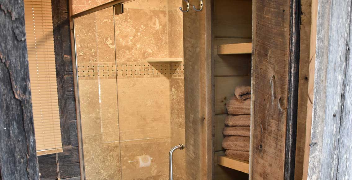 Rustic cabin for rent in Eureka Springs, Arkansas, set in the Ozark Mountains - Hawg Trap